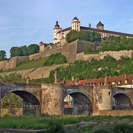 Zentral Wohnen - Inkl. Privatem Stellplatz Lägenhet Würzburg Exteriör bild