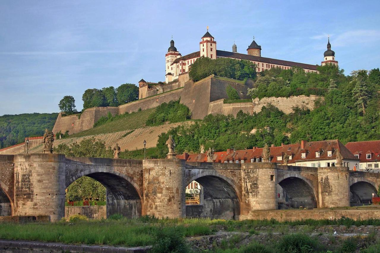 Zentral Wohnen - Inkl. Privatem Stellplatz Lägenhet Würzburg Exteriör bild